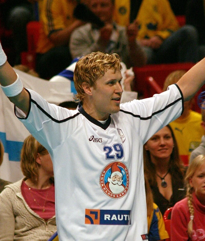 Mika Kohonen firar under en innebandymatch